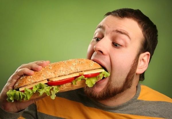 Що буде, якщо щодня споживати по 6000 ккал - переїдання!. Пересічні фізично активні чоловіки повинні споживати не більше 2600-2800 ккал в добу — такі рекомендації дієтологів.