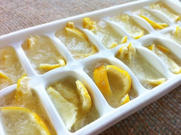 Якби я тільки знала це раніше! Заморожені лимони насправді це все лікують!. Крім високого вмісту вітаміну С, лимони можуть похвалитись іншими корисними якостями.