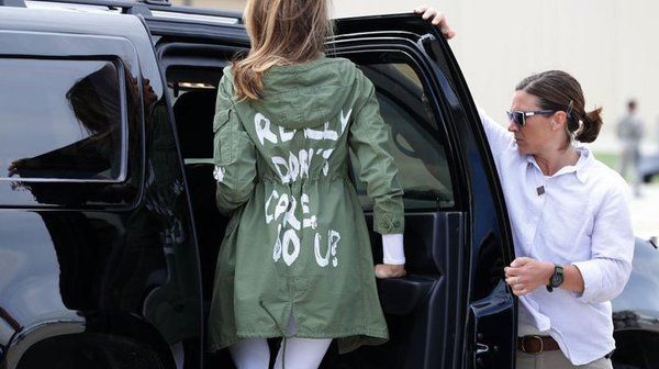 Напис на куртці Меланії Трамп призвів до протесту знаменитостей. Принтами на своєму одязі вони заявили про те, що їм «не все одно».