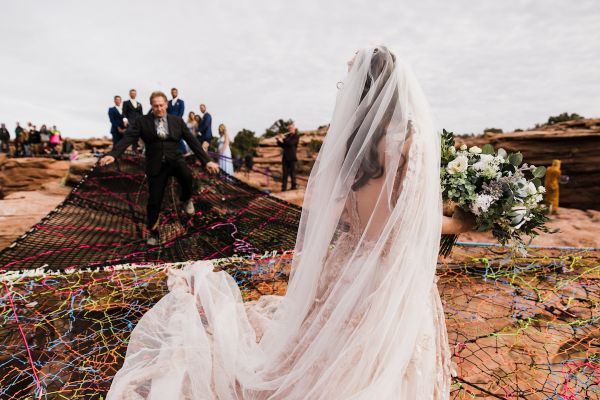 Церемонія одруження з ризиком для життя. Молодята Райан Дженкс і Кімберлі Веглін з США провели для себе весілля, яке в прямому сенсі змусило понервувати. Не тільки їх, але й гостей.