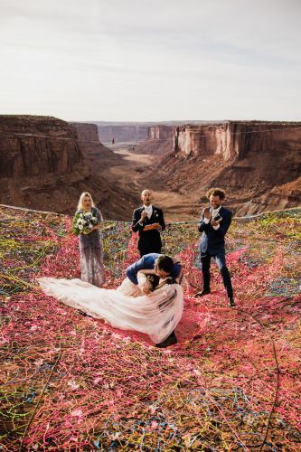 Церемонія одруження з ризиком для життя. Молодята Райан Дженкс і Кімберлі Веглін з США провели для себе весілля, яке в прямому сенсі змусило понервувати. Не тільки їх, але й гостей.