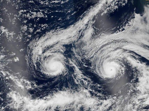 Що трапляється при зустрічі двох величезних ураганів. Народження кліматичного чудовиська.