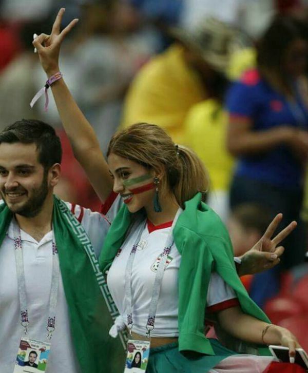 Іранська вболівальниця розпустила волосся і звела фанатів з розуму. Іранська вболівальниця з'явилася на стадіоні і моментально стала зіркою мережі.
