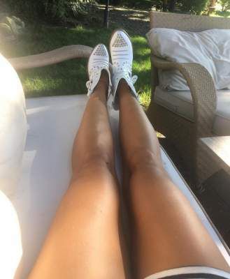 Оля Полякова створила сторінку для своїх ніг в Instagram. Українська співачка Оля Полякова завела кілька фейкових аккаунтів в соцмережах, один з яких вона присвятила своїм ніжкам.