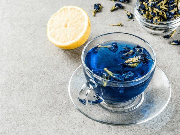 Втомилися від зеленого і чорного чаю? Спробуйте блакитний чай. І переконайтесь у його позитивних властивостях.