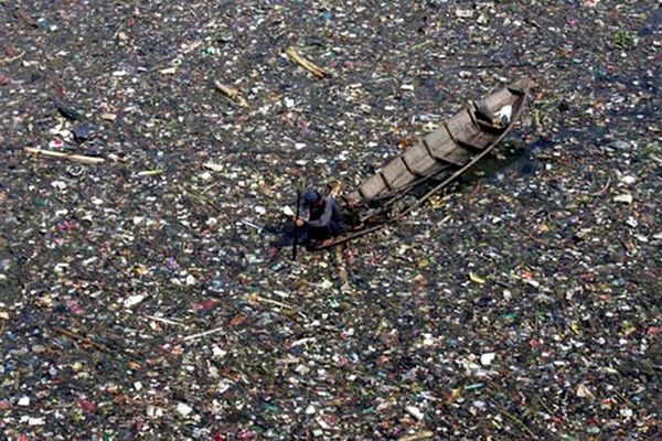 Найбрудніша річка в світі (Фото). Річка Цитарум (Citarum) протікає на Західній Яві в Індонезії. Ця річка вважається найбільш забрудненою річкою в світі.