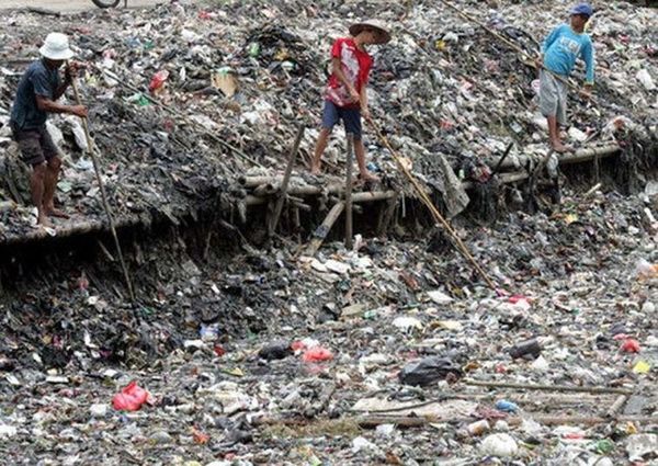 Найбрудніша річка в світі (Фото). Річка Цитарум (Citarum) протікає на Західній Яві в Індонезії. Ця річка вважається найбільш забрудненою річкою в світі.