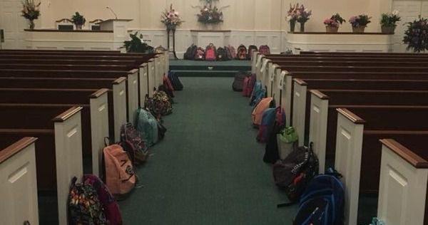 Вмираюча вчителька попросила принести на її похорон замість квітів портфелі для малозабезпечених дітей. Вмираюча вчителька попросила принести на похорон портфелі замість квітів.