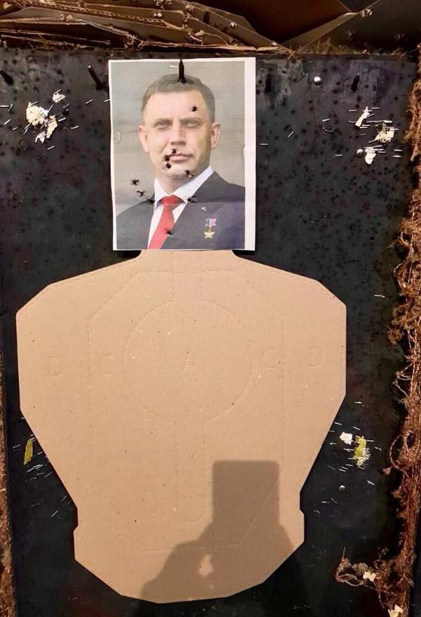 Глава нацполіції Аброськін "розстріляв" ватажка бойовиків Захарченко. Аброськін протестував новий пістолет.