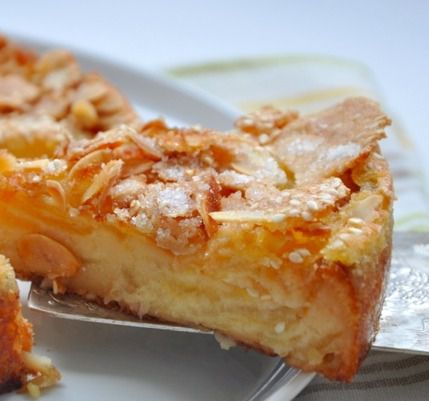 Ніжний яблучний пиріг з хрусткою скоринкою, який гості запам'ятають надовго. Не тільки красиво, але й смачно!