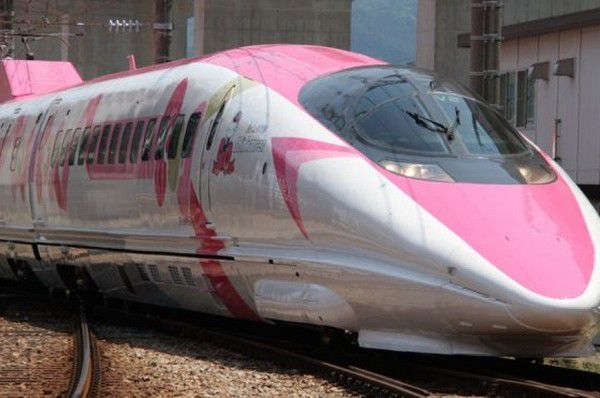 В Японії запустили потяг Hello Kitty. Дивись, який там інтер'єр!. Поїзд оформлений в стилі Hello Kitty не тільки зовні, а й усередині.