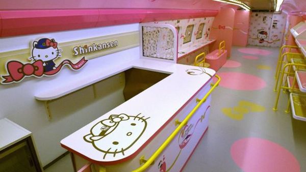 В Японії запустили потяг Hello Kitty. Дивись, який там інтер'єр!. Поїзд оформлений в стилі Hello Kitty не тільки зовні, а й усередині.