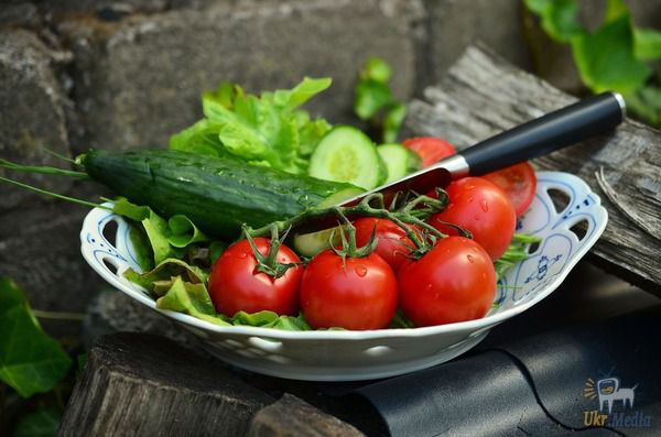 Лікарі суворо забороняють змішувати помідори та огірки. і ось чому не можна поєднувати ці продукти