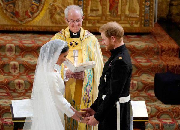 Єпископ вперше розповів про найбільш зворушливий момент на весіллі принца Гаррі і Меган Маркл. За словами священнослужителя, його зворушила щире кохання принца Гаррі і Меган Маркл.