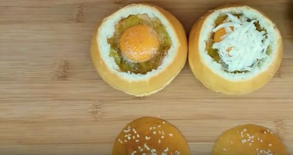 швидкий сніданок "яйце в булочці в духовці"(відео)