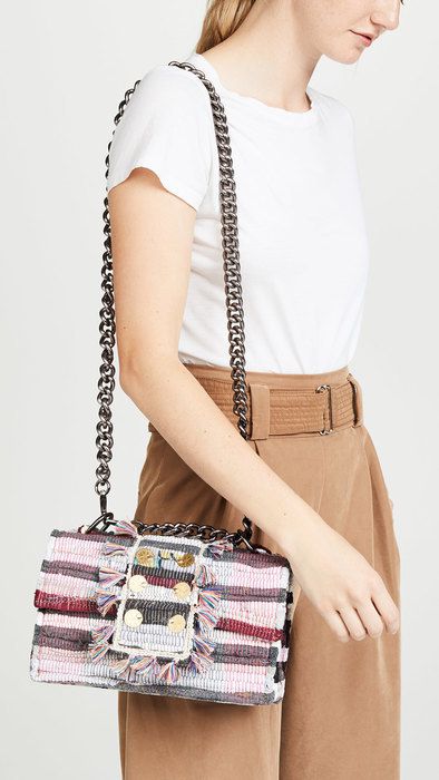 Пов'язані одним ланцюгом: 6 літніх сумок на ланцюжку. Шукаєш стильну і універсальну сумку на літо?