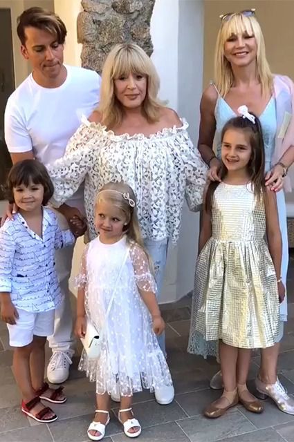Що налізло, то й пішло...Алла Пугачова захотіла пожити в Греції (відео). 42-річний російський шоумен Максим Галкін опублікував в Instagram новий сімейний ролик.