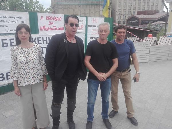 Приїхав до Лободи? Фронтмена Rammstein помітили в Києві. Гуляє без охорони.
