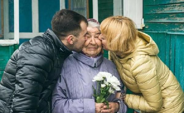 Бабуся прикрашала під'їзд квітами, але їх постійно крали, зривали і псували... Але вона знайшла вихід!. Їй було 97 років, мила, приємна старенька.
