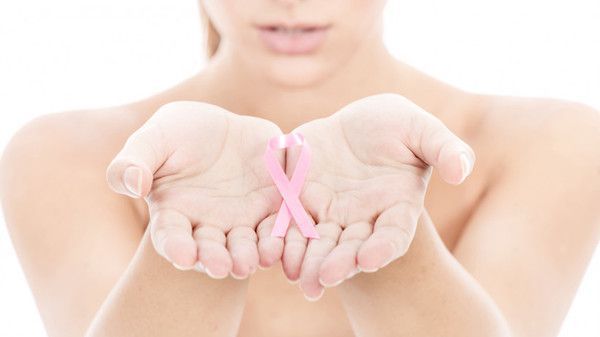 Жінка виявила незвичайний симптом раку грудей і вирішила розповісти про нього всьому світу. І таким чином допомогла багатьом жінкам!
