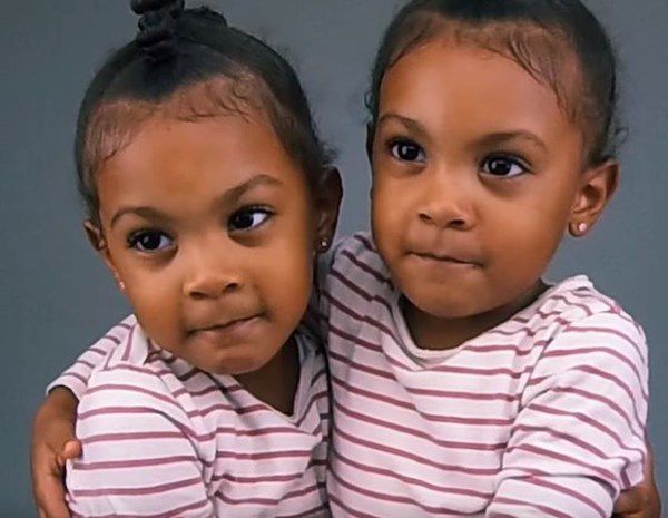 Мама зняла на відео момент, коли близнята зрозуміли, що виглядають однаково. Переважна більшість з нас зростає в будинку з братами і сестрами, і це одна з тих подій, які роблять дитинство відмінним.