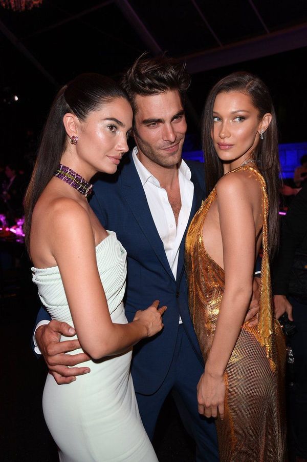 Супер модель Белла Хадід "блищала" на вечірці в золотій сукні від Versace(фото). Модель з'явилася у вбранні Versace на вечірці Bvlgari в Римі.