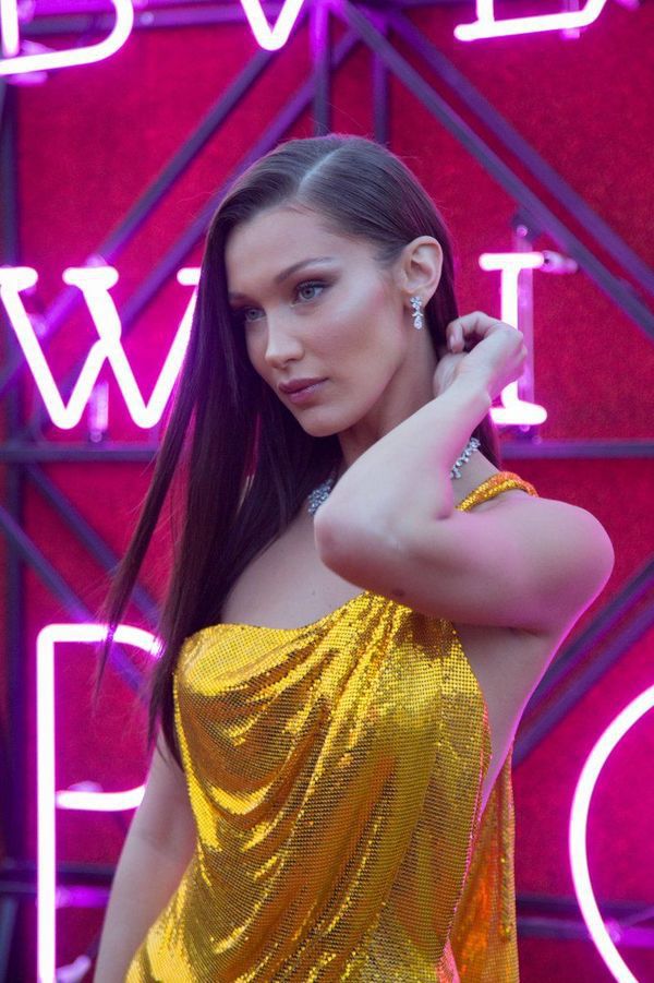 Супер модель Белла Хадід "блищала" на вечірці в золотій сукні від Versace(фото). Модель з'явилася у вбранні Versace на вечірці Bvlgari в Римі.