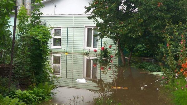Потоп в Чернігові: затопило 90 будинків, троє людей у лікарні, автомобілі по дах у воді. З підтоплених будівель евакуювали 16 людей, трьом знадобилася медична допомога.