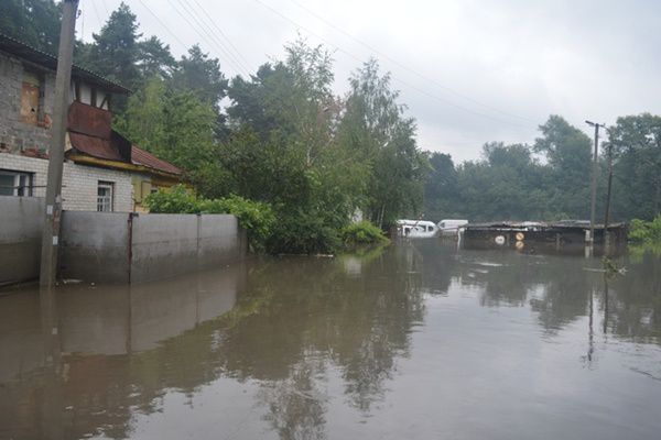 Потоп в Чернігові: затопило 90 будинків, троє людей у лікарні, автомобілі по дах у воді. З підтоплених будівель евакуювали 16 людей, трьом знадобилася медична допомога.