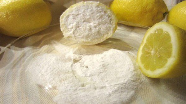 Вона показала, що робить пів лимона, зануреного у соду. Це корисно для здоров'я, а ми і не знали. Домашній рецепт для здоров'я.