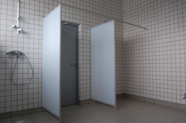 Ось чому в громадських душових кабінках немає дверей. Чому відвідувачів басейнів зобов'язують поставати перед незнайомими людьми в самому незахищеному вигляді?