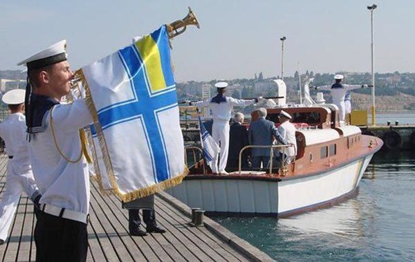 Сьогодні День ВМС України: Порошенко і Турчинов привітали військовослужбовців. Порошенко знову пообіцяв підняти український прапор у Севастополі.