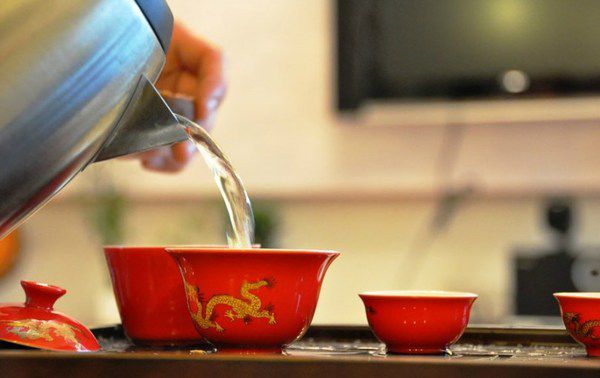 Ось чому китайці п'ють гарячу воду у спеку. Воду в спеку зазвичай п'ють, щоб відновити водний баланс організму і позбутися від спраги.