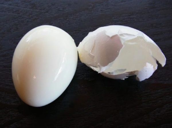 Перш ніж варити яйця, їх потрібно проколювати шпилькою! Навіщо? Відповідь в статті!. З проблемою  яєць, які погано очищуються, стикався кожен. Але її можна легко вирішити! Запам'ятовуйте!