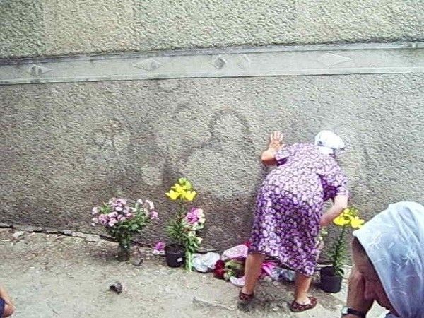 Люди в українському селі довгий час цілували святий лик на стіні. Коли дізналися правду, почали кричати. Розгадка феномена виявилася досить-таки неприємною.
