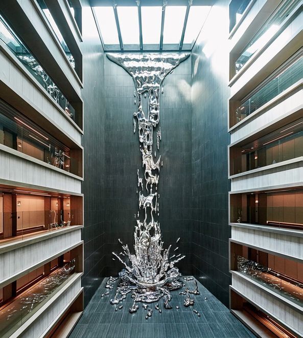 В іспанському готелі встановили унікальний водоспад. Арт-об'єкт висотою 24 метри зроблений з металу.