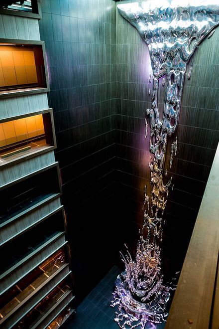В іспанському готелі встановили унікальний водоспад. Арт-об'єкт висотою 24 метри зроблений з металу.