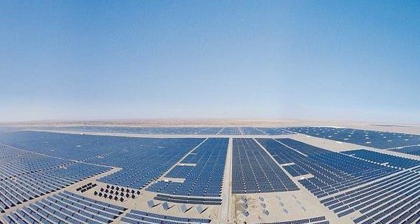 Китай будує найбільшу в світі сонячну електростанцію, яка в п'ять разів перевищує розмір Манхеттена. У спробі стати "зеленою наддержавою" Китай будує найбільшу в світі сонячну ферму на Тибетському плато.