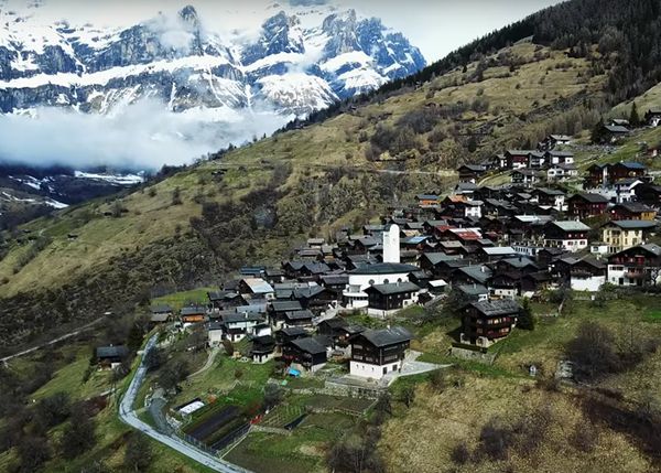 Ви можете переїхати в село у горах - і вам просто так дадуть $70 000!. Ось що треба робити.
