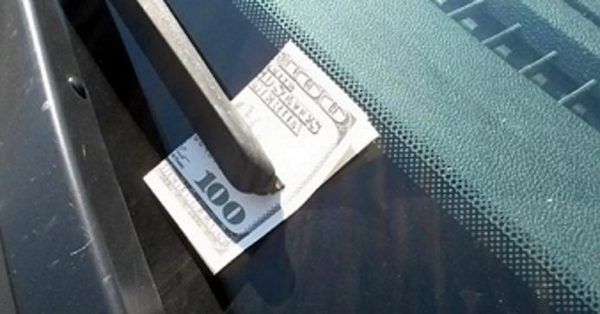 Якщо Ви помітили 100-доларову банкноту на лобовому склі свого автомобіля – їдьте прямо в поліцейський відділок!. Більшість людей, які знайдуть гроші на своєму автомобілі, будуть вважати, що це їх щасливий день.