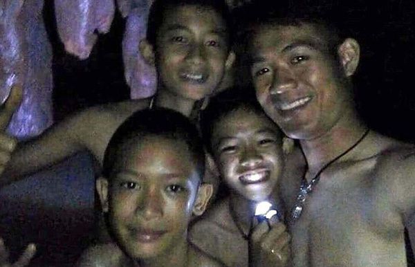 У тайській печері знайшли дітей, які заблукали 10 днів тому. Тепер вони можуть пробути там ще кілька місяців. Швидше б рятувальники знайшли вихід!