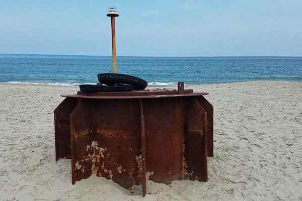 Загадковий предмет виявлений на американському пляжі. Уламки дивного металевого об'єкта вимило на узбережжі Північної Кароліни.