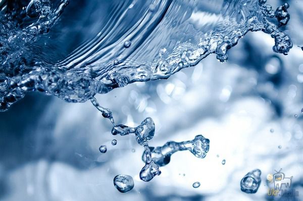 6 причин затримки води в організмі. Дізнайтесь, із чим у вас можуть бути проблеми і почніть лікування.