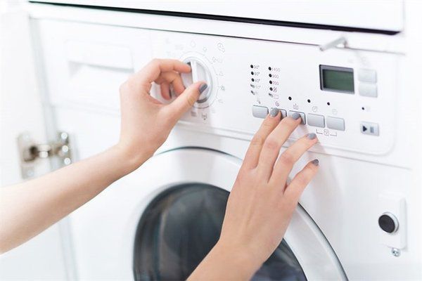 3 поради, як почистити пральну машину.     Часи ручного прання канули в небуття. На допомогу домогосподаркам прийшли пральні машини, які і замочат, і виперуть. і відіжмуть.