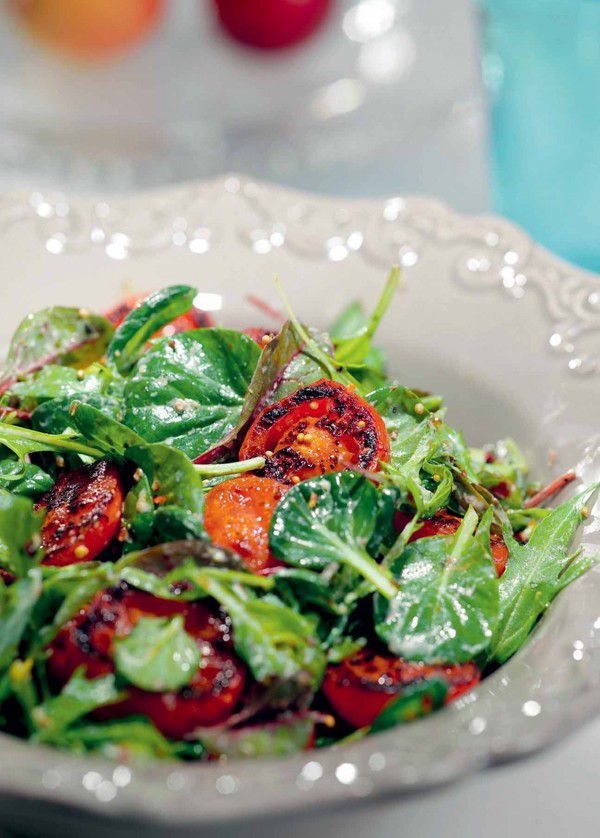 Рецепт незвичного салату з обсмаженими помідорами. Може стати відмінним доповненням до м 'яса.