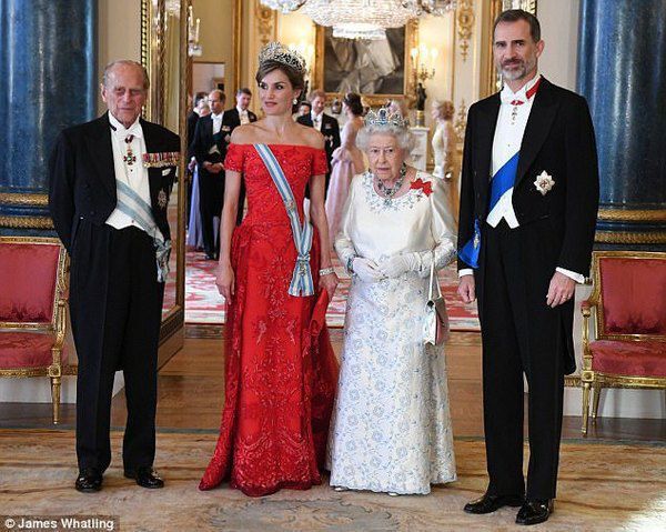 Кейт Міддлтон дозволила собі сміливе декольте, щоб переплюнути іспанську королеву Летицію. Днями в Букінгемському палаці відбувся урочистий прийом на честь довгоочікуваного приїзду іспанського короля Феліпе VI і його дружини Летиції.