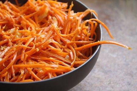 Як приготувати морквяний салат?. Пропоную дещо «вдосконалений» рецепт – з додаванням консервованих або обсмажених грибів.