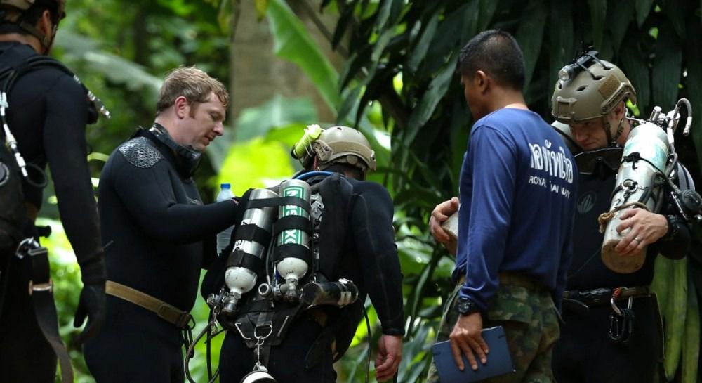 У Таїланді загинув рятувальник. Самарн Пунан, який доставляв дітям у затоплену печеру кисень, втратив свідомість в 1,5 км від виходу з печери.
