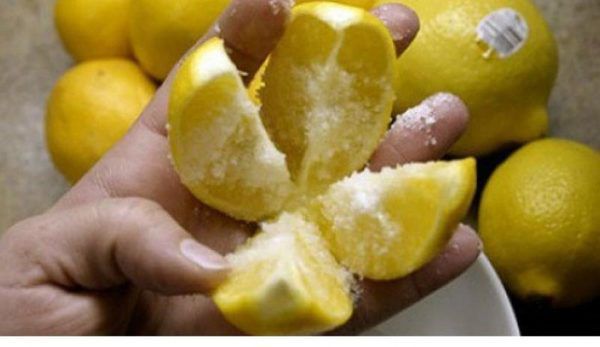 Несподівано: розріжте лимон, посипте сіллю і залиште на ніч на кухні. Результат вас вразить. А ви знали про такий лайфхак?