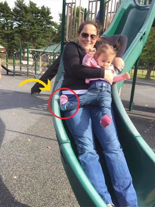 Мама поділилася моторошним фото, яке доводить, чому не можна з'їжджати з гірки з дитиною. Повірте, воно того не варте.